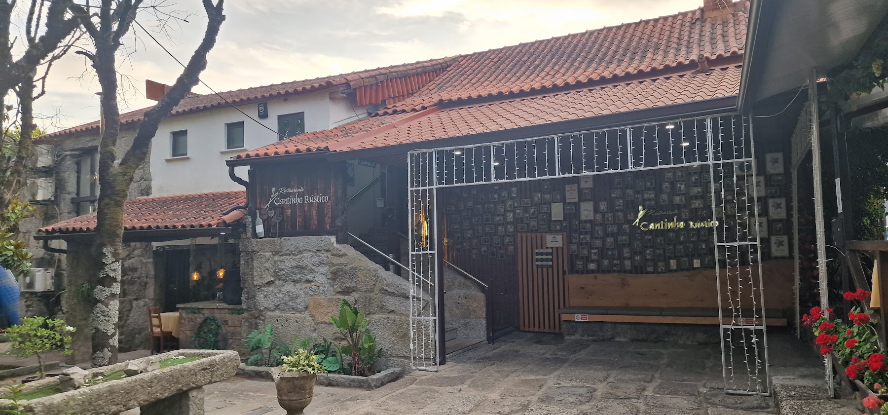 Entrada do restaurante Cantinho Rústico