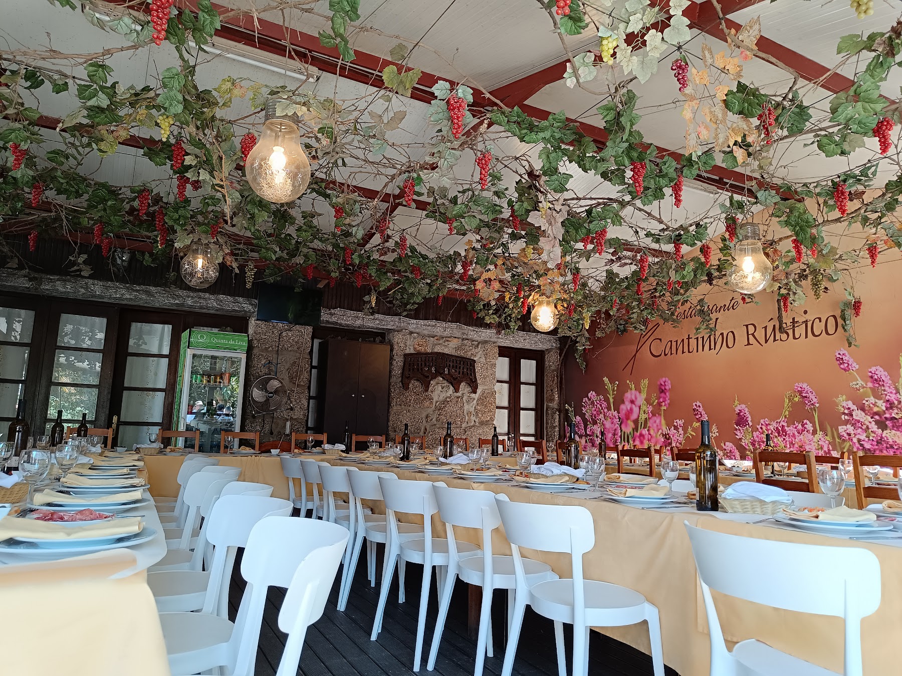 Sala de banquetes do Cantinho Rústico