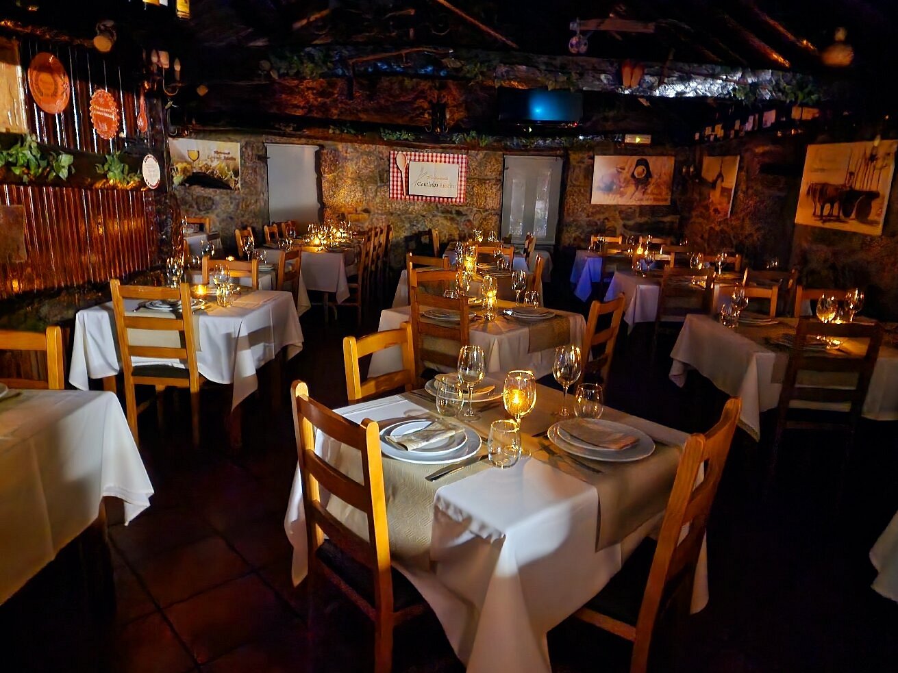 A sala — Velas acesas, granito e vigas